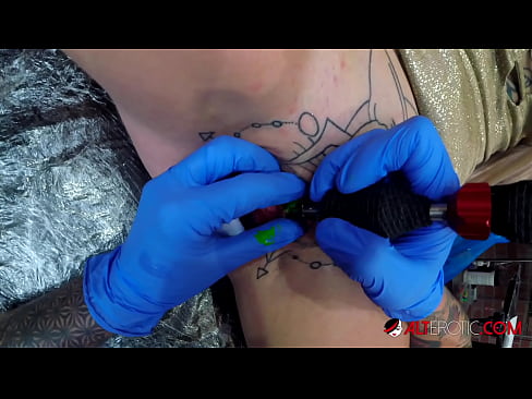 ❤️ Uiters getatoeëerde hottie Sully Savage het 'n tatoeëermerk op haar klitoris gekry ❤❌ Russiese pornografie by porn af.flvporn.ru ️❤
